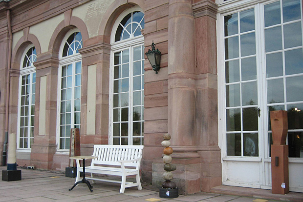 K.I.T. Die Galerie - Nicole Wessels - Brunnen, Tisch und Skulptur vor Schlo&szlig;